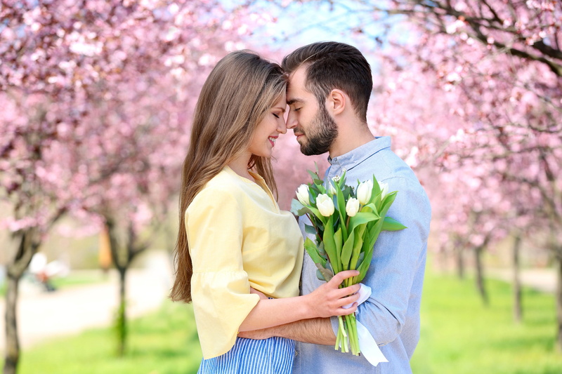 bouquet, 2K, tulips, flowers, guy, spring, girl, trees, lovers, bokeh, flowering, Park, pair