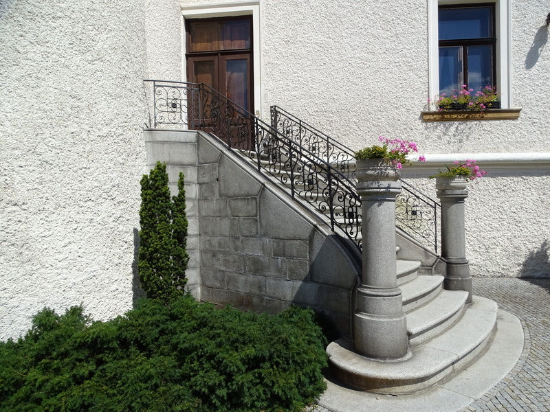 5K, building, castle staircase, potted plant, nature, historical landmark, growth, railing, day, garden, the handle of the, old house, plant, a historical building