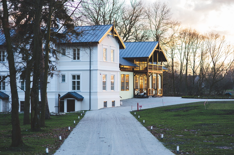 building, neighborhood, the way forward, old, residence, built structure, city, daylight, building exterior, outdoors, bare tree, roof, architecture, wooden