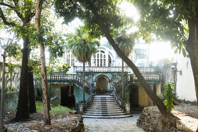 4K, building exterior, park, trunk, in a bad state, white, brazil, outdoors, palm, são luís, house, green, residence, building, sun, connection, religion