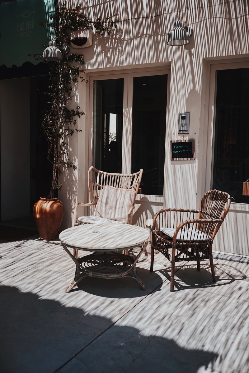 old, leica, domestic Room, restaurant, sony a7, summicron, table, spain, pillow, chair, sunlight, residential District, garden, plant, residential Building