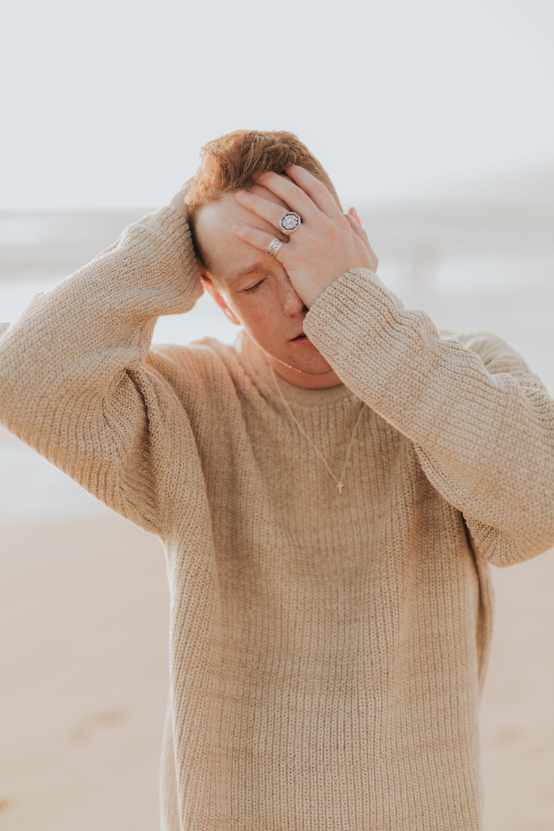 lifestyles, front view, leisure activity, hand, left, hairstyle, mid adult, standing, obscured face, beach, casual clothing, man, waist up, clothing, daytime