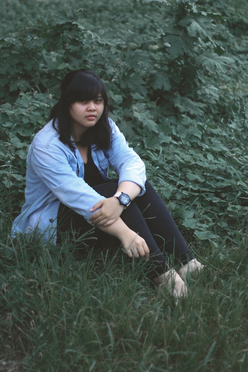 women, field, sitting, young women, indonesia, photo hunting, one person, available light, pose, outdoor, young adult, urban, portrait, long hair, girl
