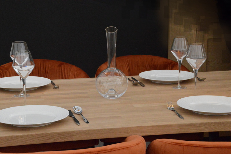 wine, plate, no people, knife, 2K, contemporary, place setting, indoors, presentation, eating utensil, dining room, household equipment, cutlery, table knife