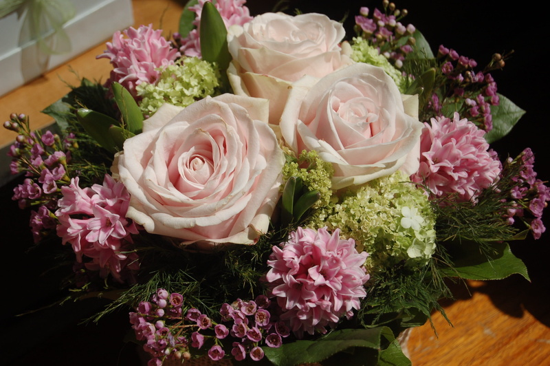 beauty in nature, indoors, bouquet de fleurs, bunch of flowers, plant, rose, pink color, petal, bouquet, flowering plant, available, nature, softness, vulnerability