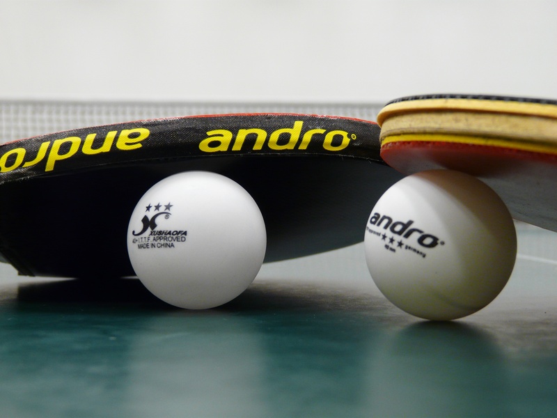 balls, ping-pong, selective focus, sport, non-western script, table tennis bat, communication, ping, indoors, focus on foreground, pool Game, still life