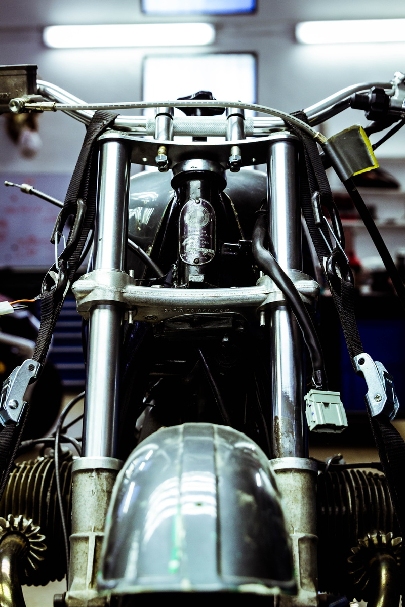 moto, industry, mode of transportation, selective focus, cycle, motorcycle, motorbike, close-up, focus on foreground, stationary, day, metal, transportation