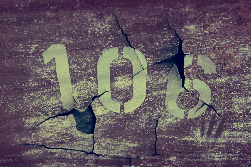 sign, close-up, text, outdoors, ten, digits, hund he and six, cracks, number, western script, decay, old, 106, wall, lapsed, 5K, art and craft, creativity