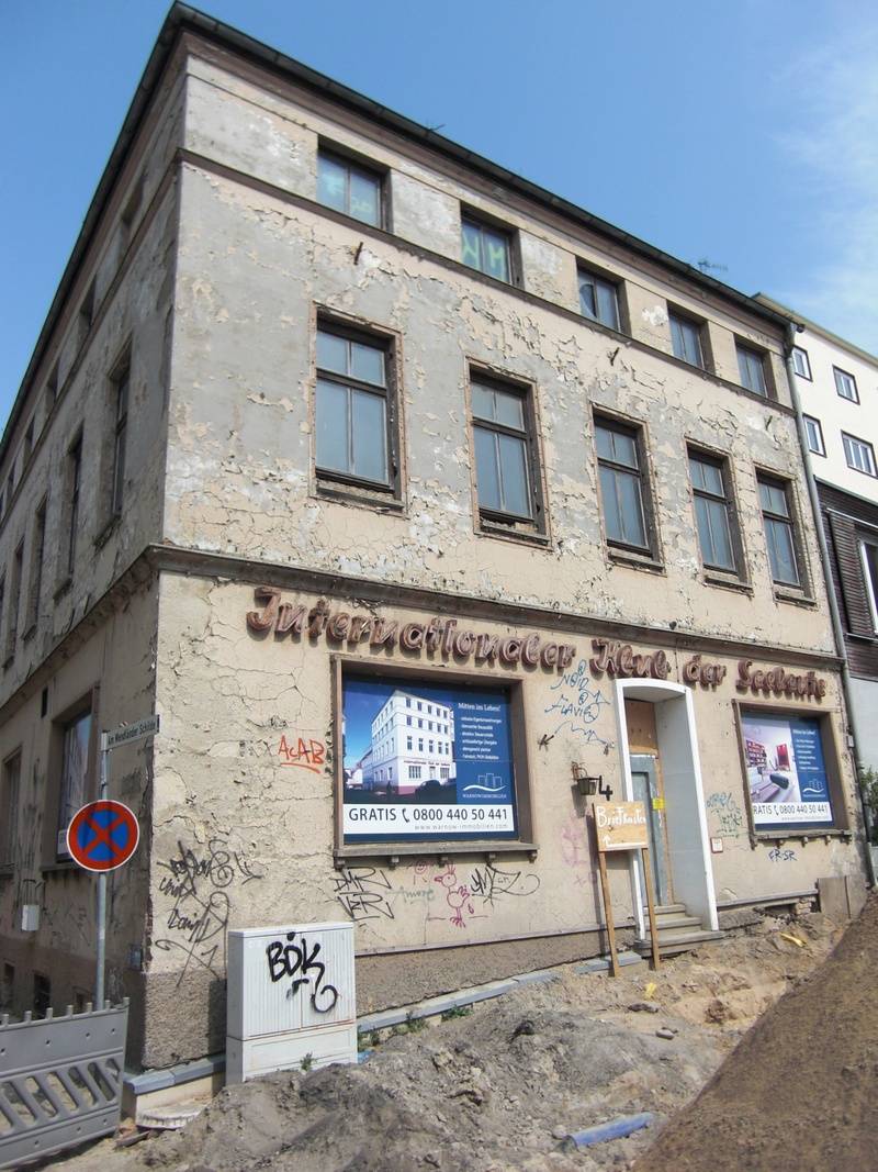 architecture, building, graffiti, building exterior, 1080P, old, ddr, sky, rostock, non-western script, rehabilitation, text, built structure, western script