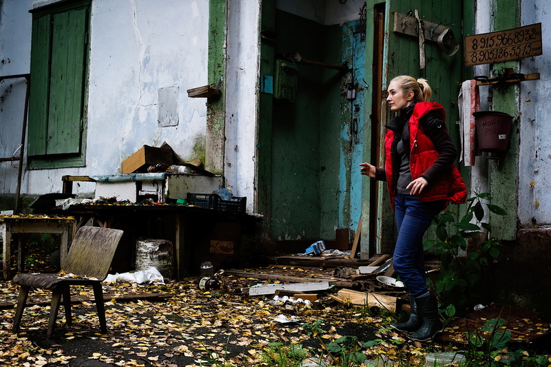 cinema, abandoned, camp, portrait, wall, day, vest, casual clothing, riddle, horror, forest, outdoors, full length, standing, leisure activity, women, red