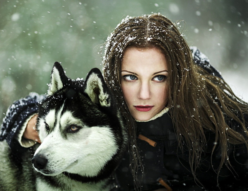 animal, young adult, brunette, clothing, animal themes, wet hair, real people, black coat, wolf, Siberian Husky, red lipstick, women, snow, outdoors, domestic animals
