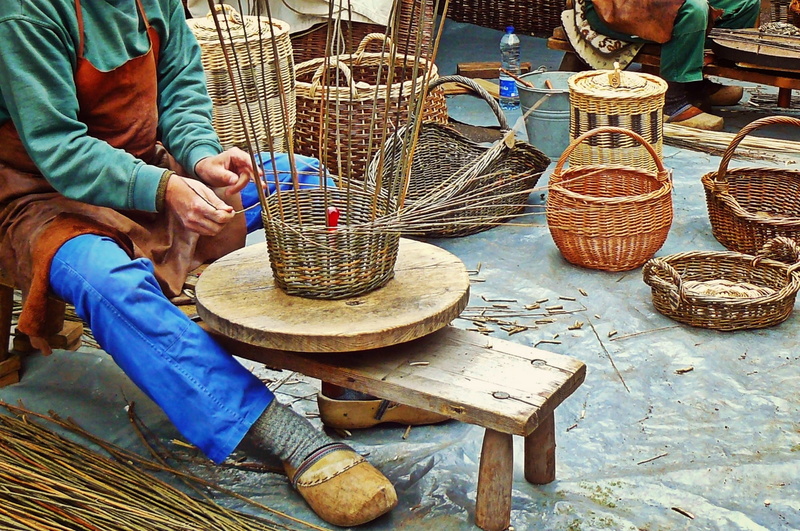 clogs, artfully, men, wickerwork, person, human hand, low section, holding, weave, wicker, hand, hand labor, tradition, baskets, woving, one person, art artisan market