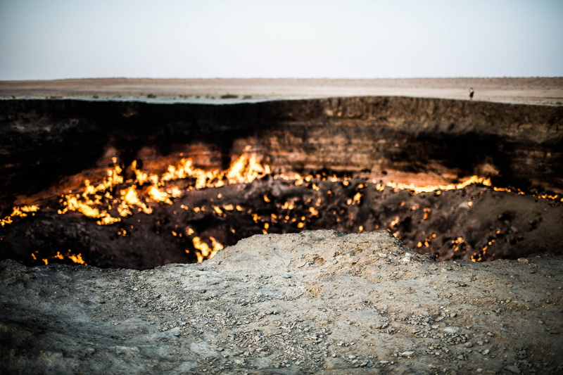 desert, the sky, fire, Darvaza crater, horizon, Darvaz, edge, people, Turkmenistan, gas, 1080P