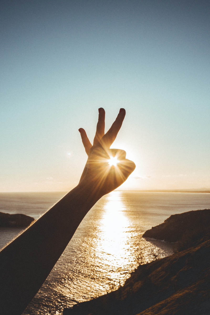 water, hand, evening, lens flare, sky, sea, beach, fingers, scenics - nature, showing, real people, sunlight, finger, one person, copy space, beauty in nature