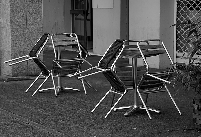 terrasse de restaurant de, empty, terrasse, extrieur, architecture, furniture, arrangement, wall - building feature, building, flooring, noir et blanc