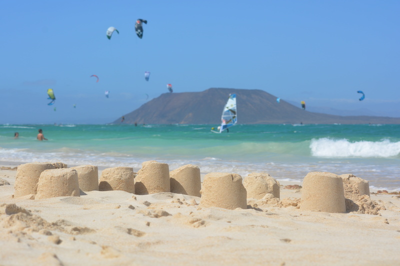 sand, parachutes, 5K, water, waves, beach, motion, outdoors, blue, sunlight, sand castle, land, isla de lobos, beauty in nature, corralejo, relaxation