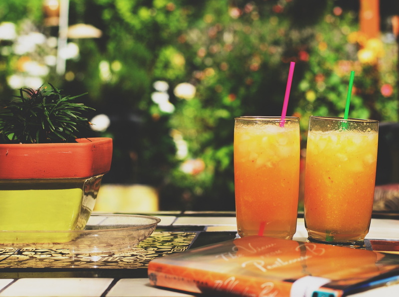 focus on foreground, drink, straw, healthy eating, food, no people, drinking straw, fruit, 1080P, alcohol, freshness, restaurant, outdoors, table, refreshment