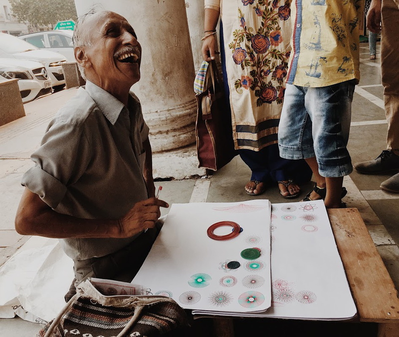 india, men, smile, women, artist, new delhi, old man, old, smiley face, paint, real people, people, table, emotion, portrait, males, leisure activity, holding