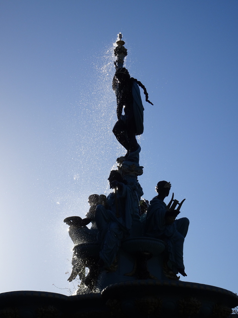 day, statue, silhouette, blue, creativity, figure, drop of water, architecture, craft, sculpture, outdoors, male likeness, 2K, female likeness, flowing water