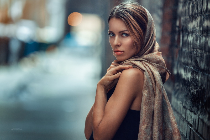 hairstyle, adult, hair, beauty, depth of field, brunette, young adult, looking at camera, 1080P, blue eyes, fashion model, contemplation, one person, waist up