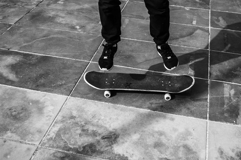 sneak, chrome, human, skaters, skateboard, skejt, pinroll, human foot, shadow, real people, skatepark, 2K, low section, body part, men, standing, black sneakers
