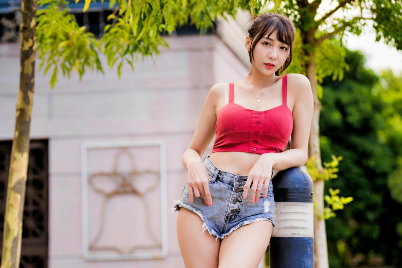 belly, model, looking at viewer, portrait, necklace, torn clothes, 4K, frontal view, brunette, outdoors, women outdoors, bangs, women, parted lips, short shorts