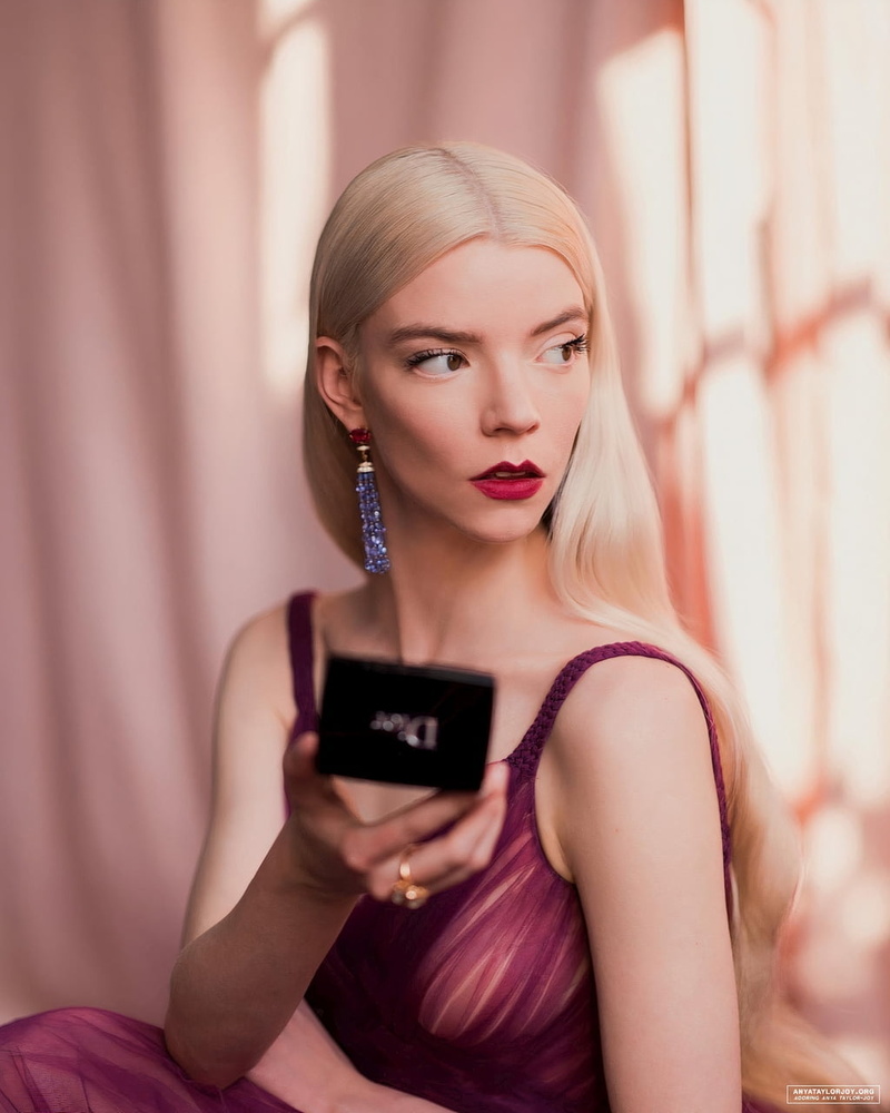 720P, women, purple dress, long hair, earring, Anya Taylor-Joy, blonde, actress, elbow gloves, makeup, lipstick, sunlight