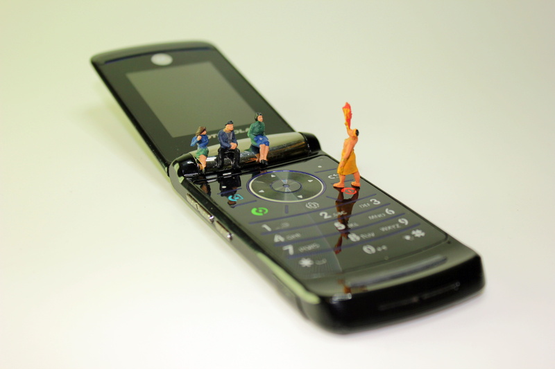 equipment, flip phone, wireless technology, miniature figures, portable information device, electronics industry, cable, computer network, 5K, electronics store