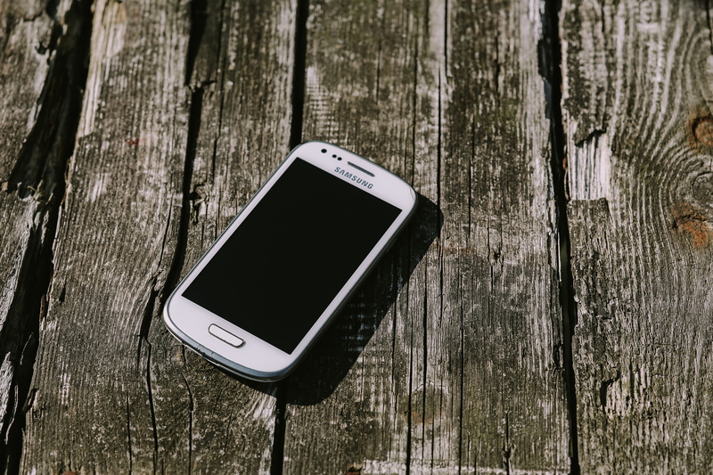 5K, White, outdoors, wood - Material, trunk, telephone, technology, close-up, equipment, no People, tree, touch Screen, still life, notepad, connection