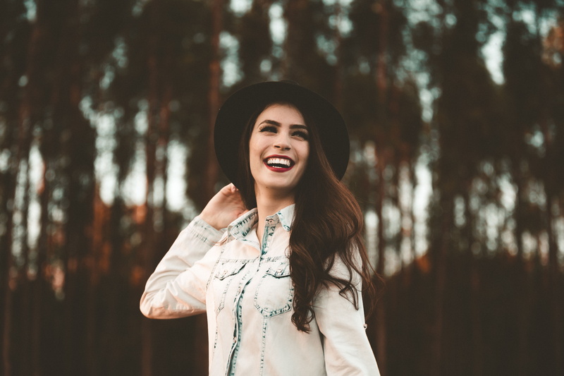 land, teeth, jacket, lifestyles, blur, selective, focus on foreground, waist up, focus, denim, beauty, leisure activity, wearing, warm clothing, hair, young women