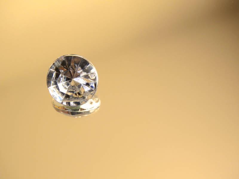 copy space, plastic jewelry, purity, reflection, Shine, Light, studio shot, diamond - gemstone, single object, wealth, Jewellery, geometric shape, close-up