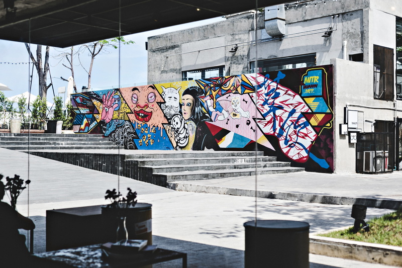 wallart, new York City, huahin, brown, flag, sunday, daytime, roadtrip, wall, multicolored, city, door, 4K, daylight, people, windoelook, urban Scene