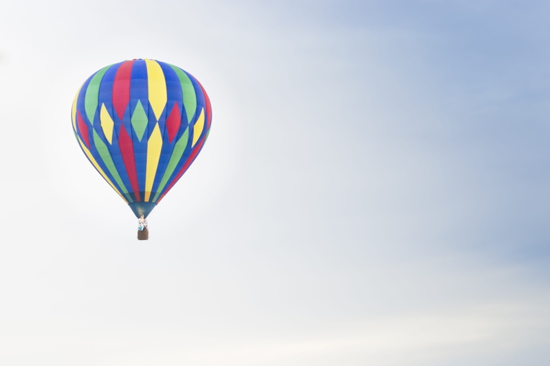 ride, hot air balloon, fly, copy space, single object, no people, flying, sport, day, air vehicle, sky, blue, nature, ballooning festival, outdoors, balloons
