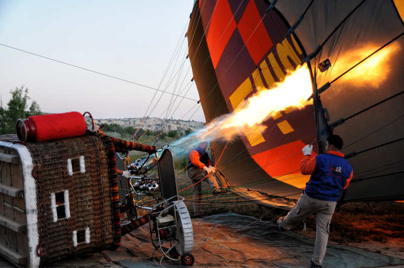 nature, ball, men, 4K, standing, balloon, architecture, hot air ballooning, built structure, heat - temperature, full length, inflating, flame, motion