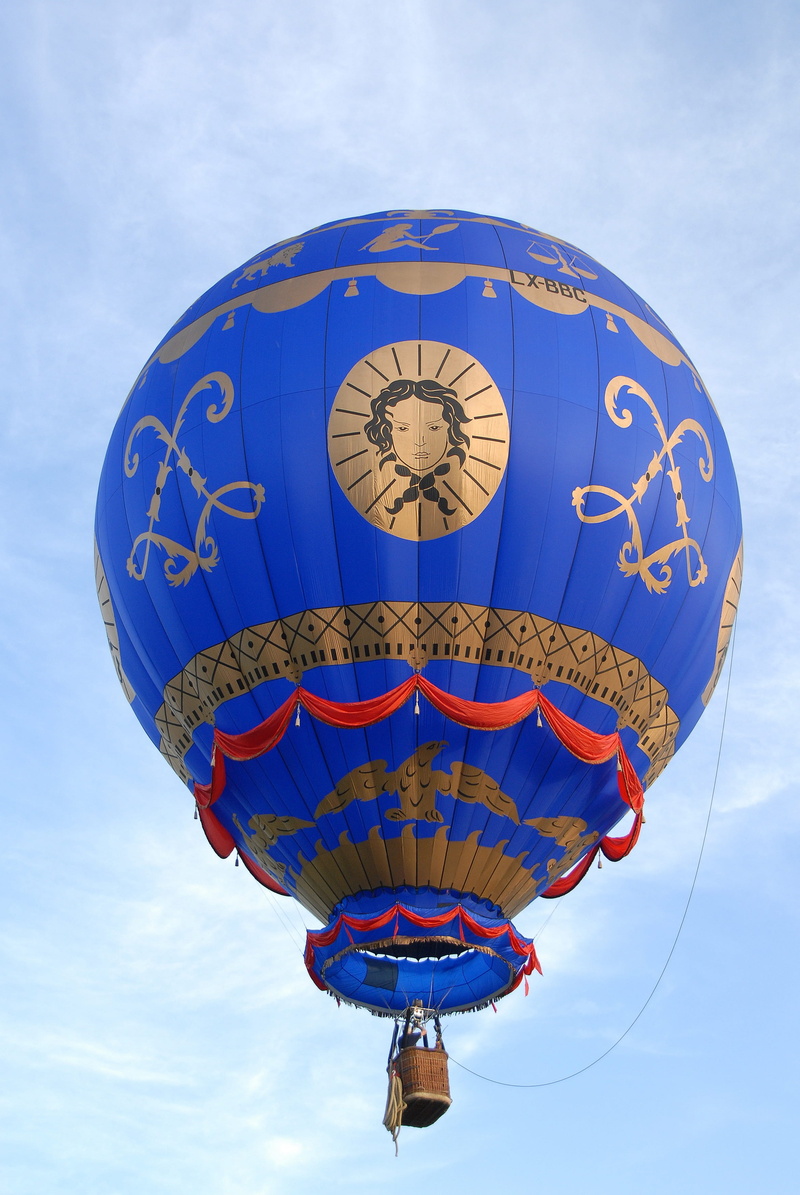 leisure activity, gas, flame, nacelle, flight, real people, flying, multi colored, canvas, airship, mid-air, burner, hot air ballooning, elevation, escape