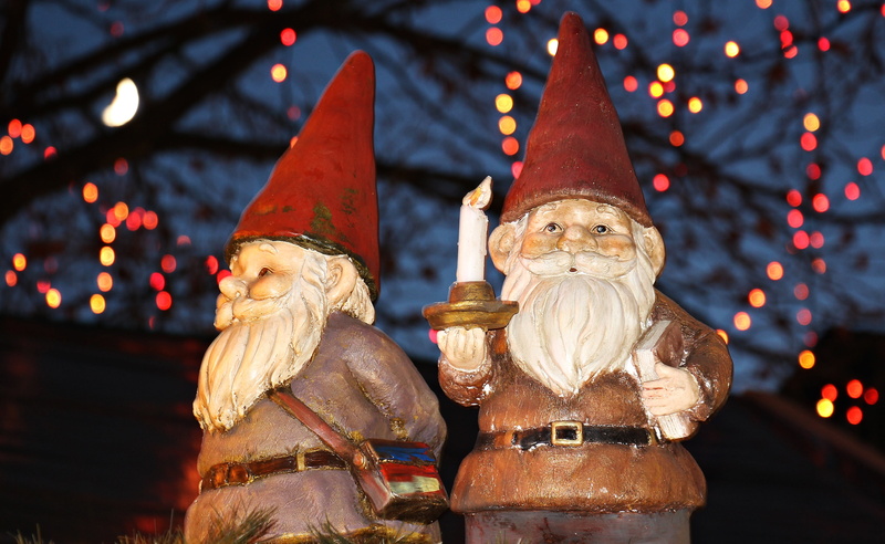lighting, figurine, history, heinzel christmas market, male likeness, spirituality, focus on foreground, cologne brownie, art and craft, representation