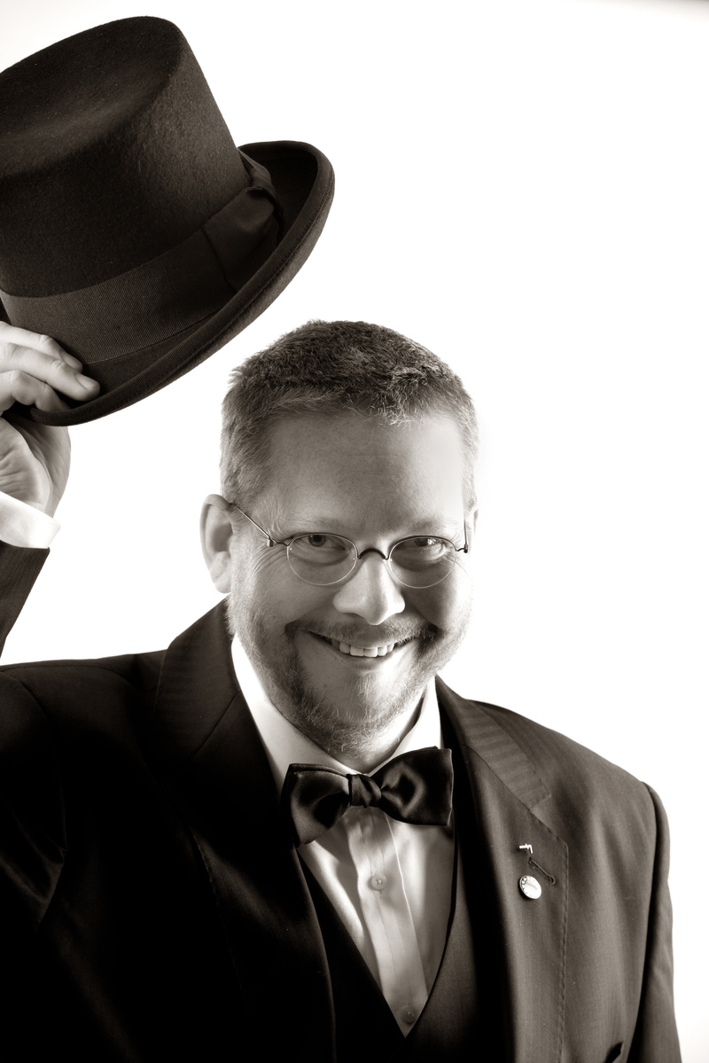 binder, recognition, well-dressed, young men, holding, studio shot, hairstyle, dignity, cylinder, chapeau, business, one person, hat, grayscale, smiling