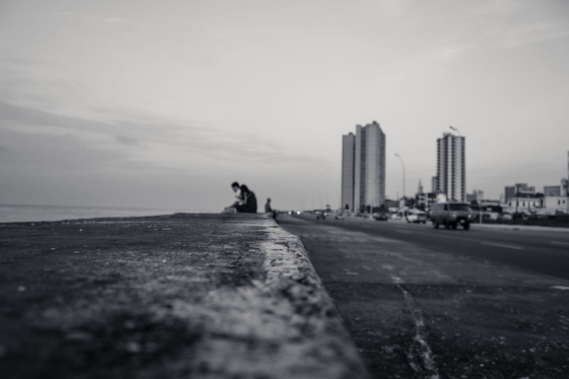 walk, grayscale, cityscape, skyscraper, bay, cuba, day, building exterior, city life, building, photo, sky, el, couple, architecture, outdoors, transportation