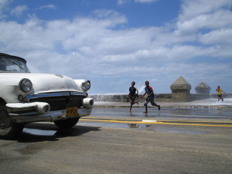 malecon, air vehicle, cloud - sky, sky, men, transportation, adult, mode of transportation, airport runway, 1080P, road, outdoors, people, day, surf, real people