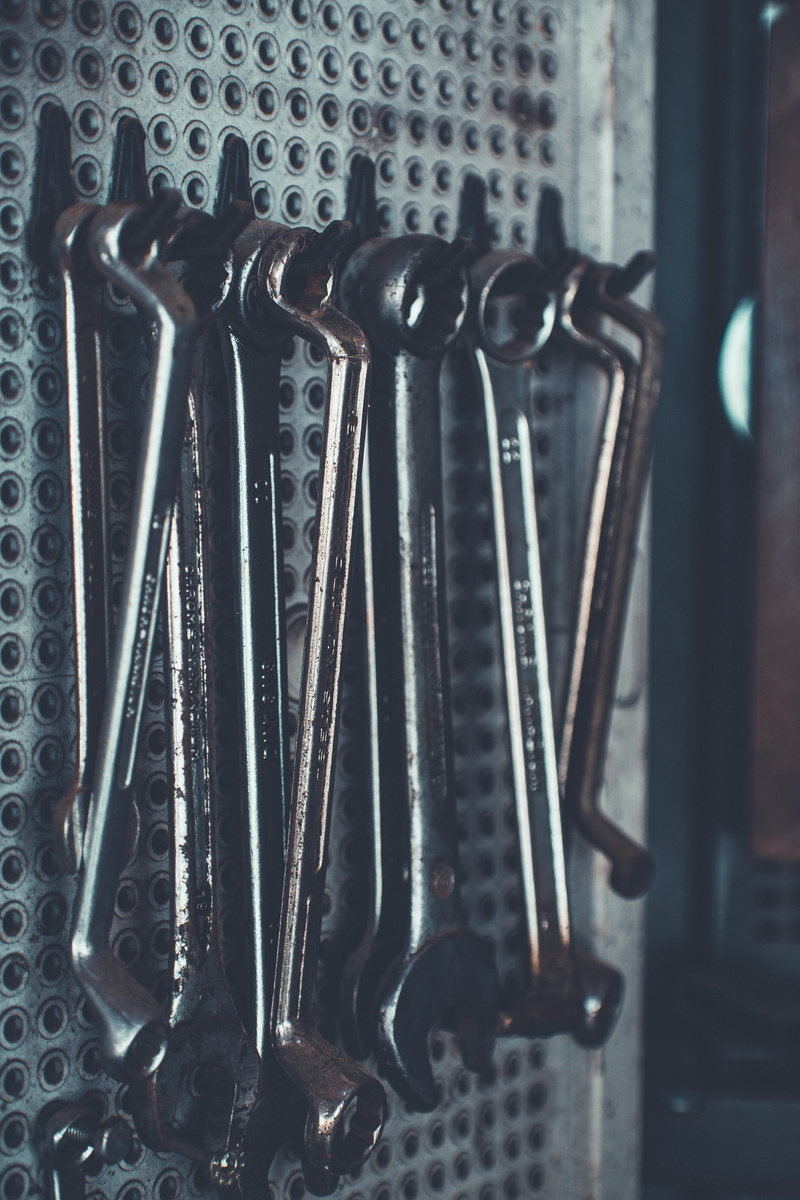 tool, hang, screwdriver, set, 5K, mechanic, indoors, metal, pattern, silver colored, no people, hand tool, nipper, selective focus, repair shop, still life