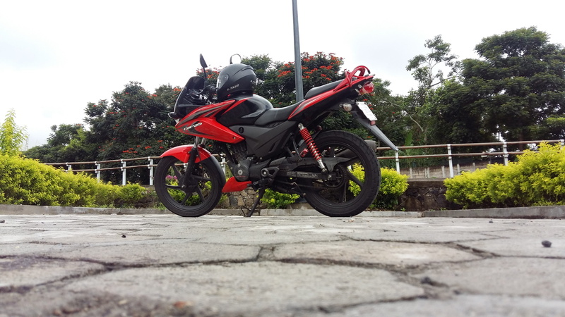 helmet, transportation, sport, sports helmet, cbf125, full length, motorcycle, headwear, leisure activity, crash helmet, biker, mode of transportation