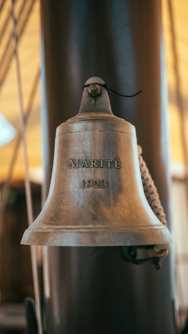 non-western script, architecture, cowbell, outdoors, lamp, windchime, bronze, selective focus, communication, no people, fire hydrant, marité, musical instrument