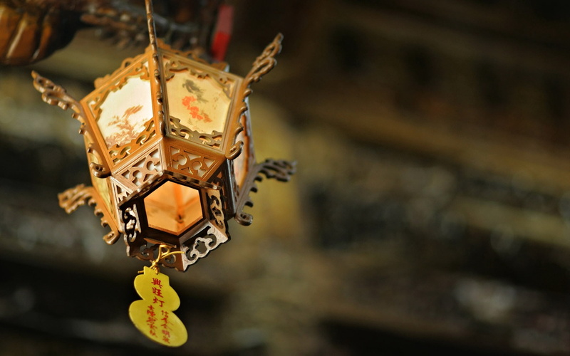 ornate, low angle view, creativity, old, metal, ceiling, hanging, flashlight, no people, lantern, 1080P, focus on foreground, religion, day, lighting equipment