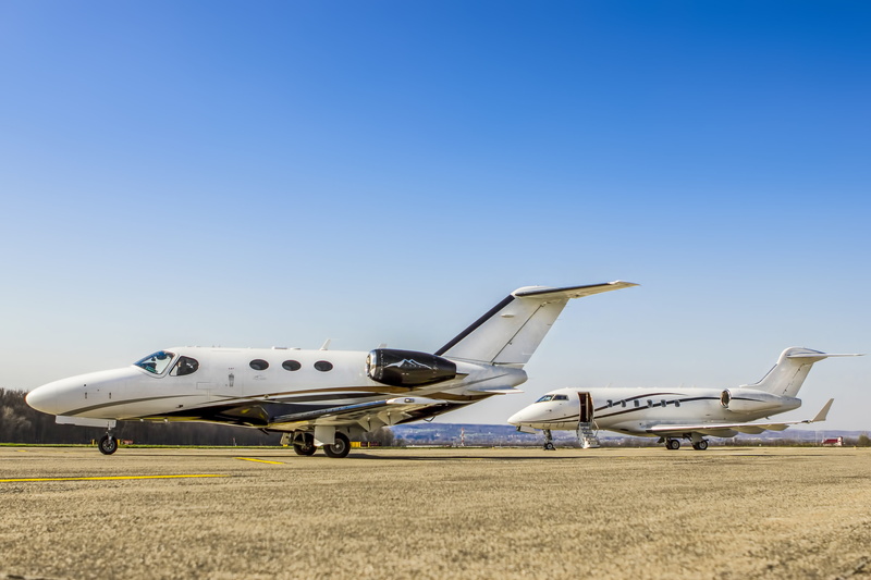 blue, airport Runway, airplane, corporate jet, Jets, mode of Transport, business Travel, mode of transportation, private Airplane, sunny, travel, air Vehicle