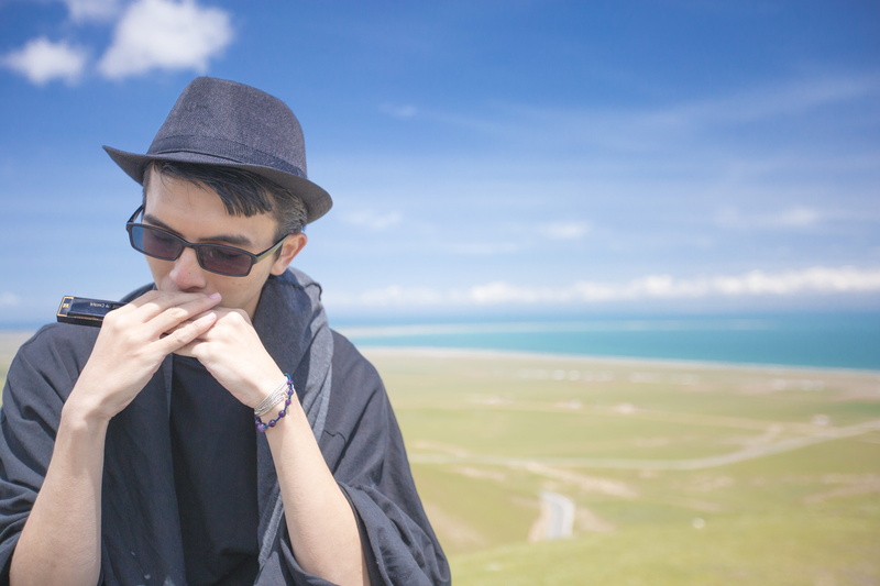 one person, qinghai lake, water, young men, lifestyles, leisure activity, front view, casual clothing, sky, nature, sea, glasses, young adult, check card salt lake