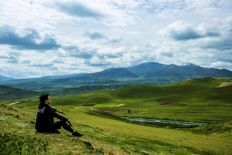 side view, environment, sky, beauty in nature, green color, mountain, outdoors, leisure activity, day, 5K, real people, landscape, qinghai lake, scenics - nature