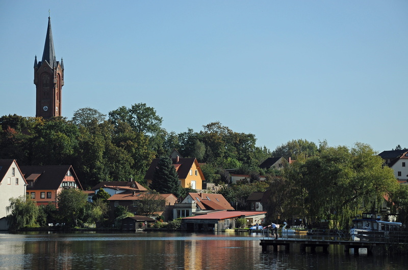 water, church, outdoors, spire, sky, building exterior, building, 4K, lake view, architecture, waterfront, nature, belief, feldberg, clear sky, city, place of worship