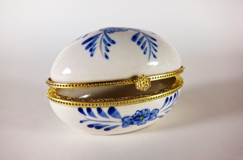 pattern, gold colored, porcelain, oval box, food and drink, indoors, blue, oval, gray background, white background, sphere, faience, no people, close-up