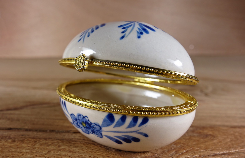 close-up, box, antique, ornate, single object, table, oval box, design, wood - material, glazed, luxury, 4K, oval, jewelry, eating utensil, holder, white
