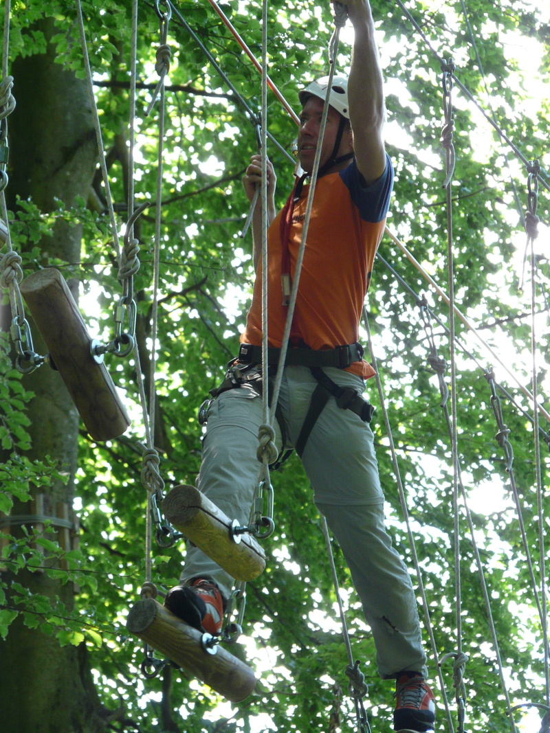 balance, real people, casual clothing, rope park, drex, hanging, lifestyles, outdoors, 2K, daring, one person, tree, head for heights, team spirit, nature